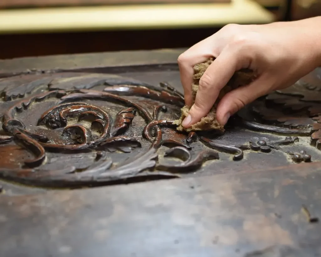 I restauri del CER: Frontale di un cassone proveniente dalla collezione Mozzi-Bardini